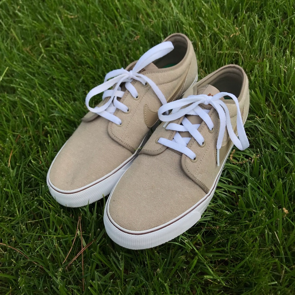 TAN NIKE SNEAKERS
